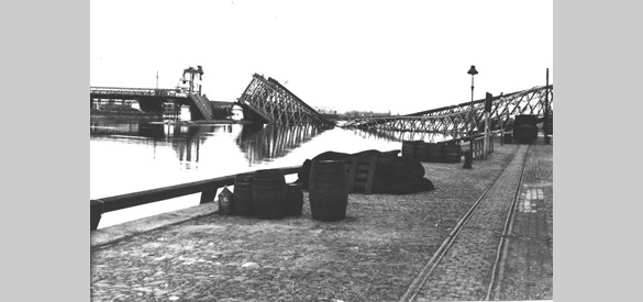 De op 10 mei 1940 opgeblazen oude IJsselbrug